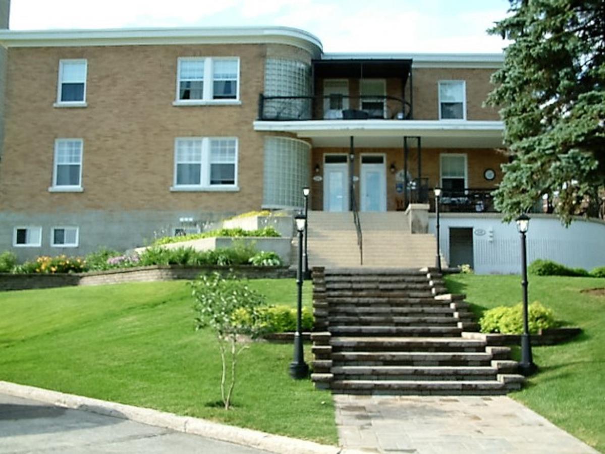 Auberge le St-Georges Chicoutimi Extérieur photo