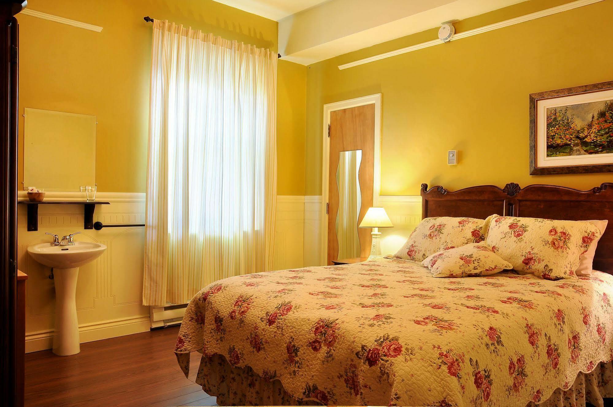 Auberge le St-Georges Chicoutimi Extérieur photo