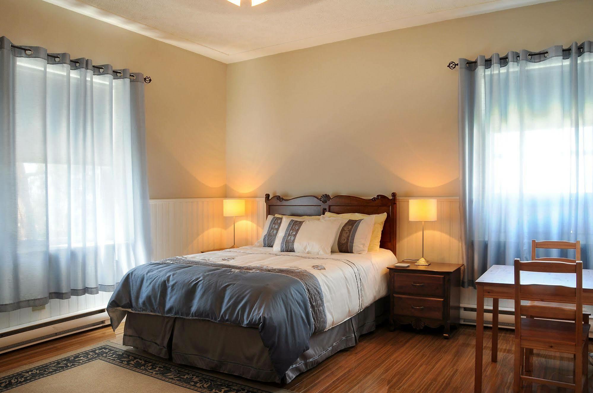 Auberge le St-Georges Chicoutimi Extérieur photo