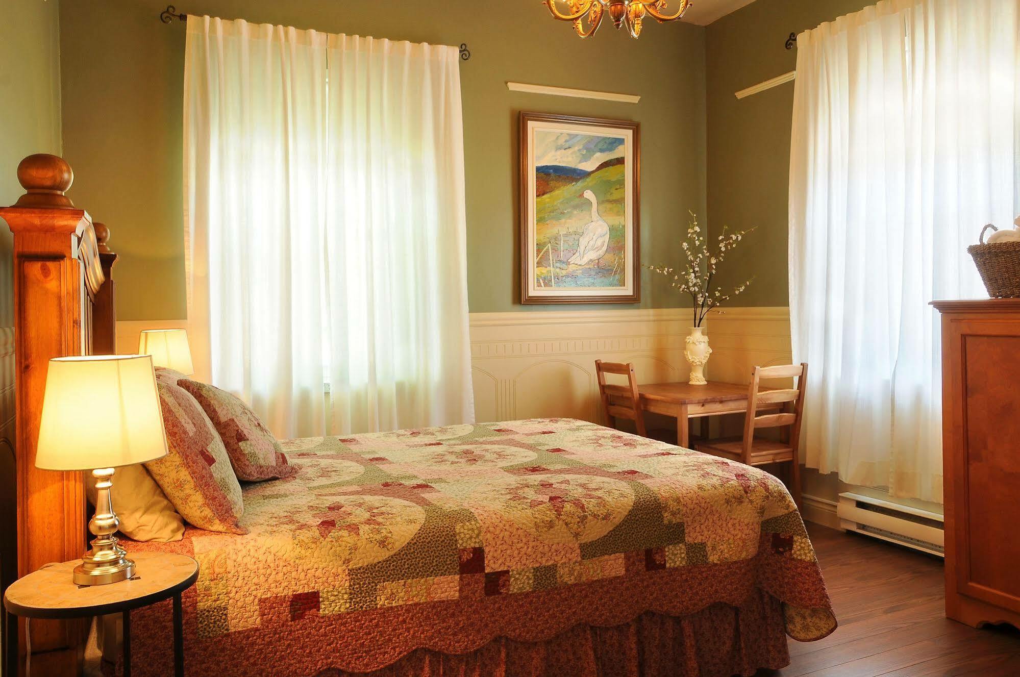 Auberge le St-Georges Chicoutimi Extérieur photo