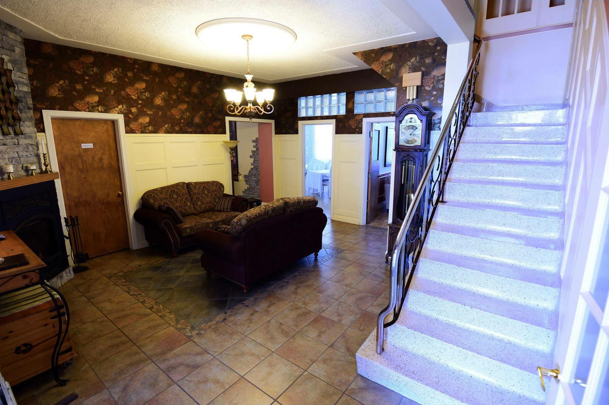 Auberge le St-Georges Chicoutimi Extérieur photo