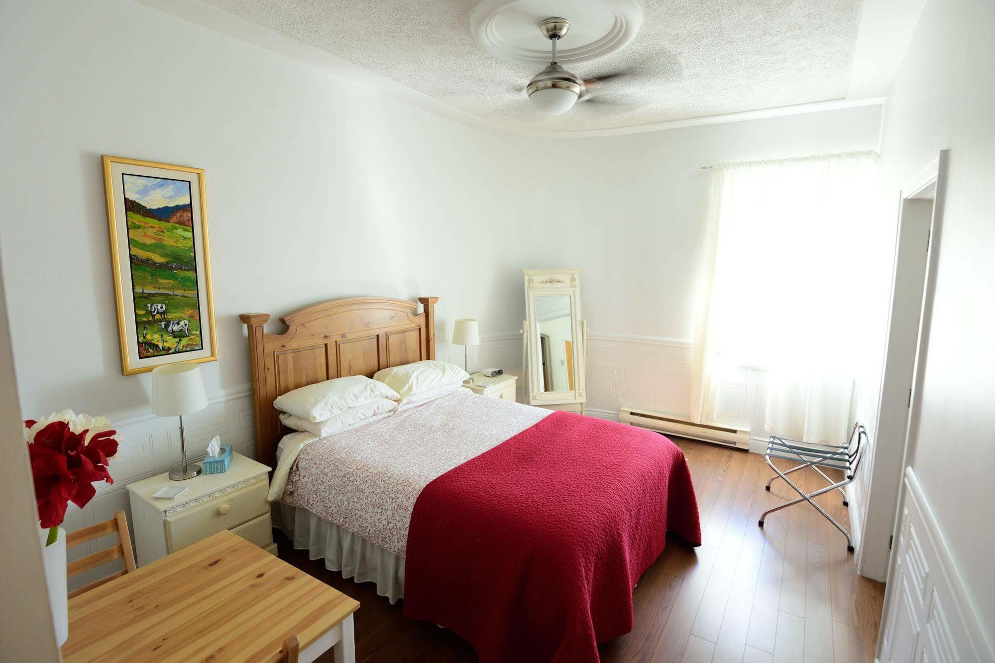 Auberge le St-Georges Chicoutimi Extérieur photo