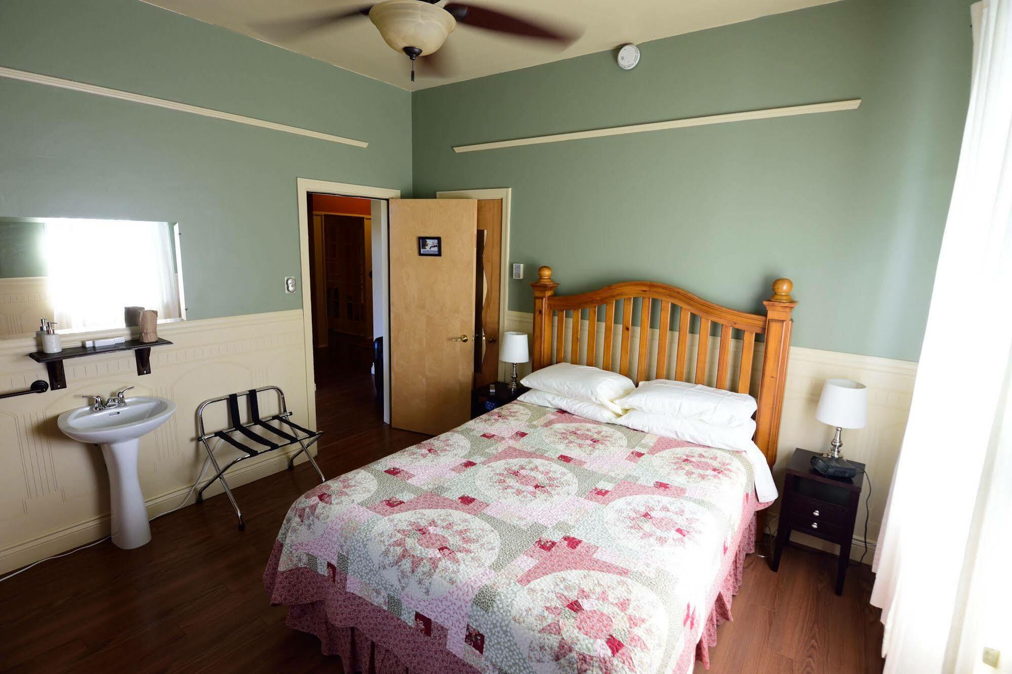 Auberge le St-Georges Chicoutimi Extérieur photo
