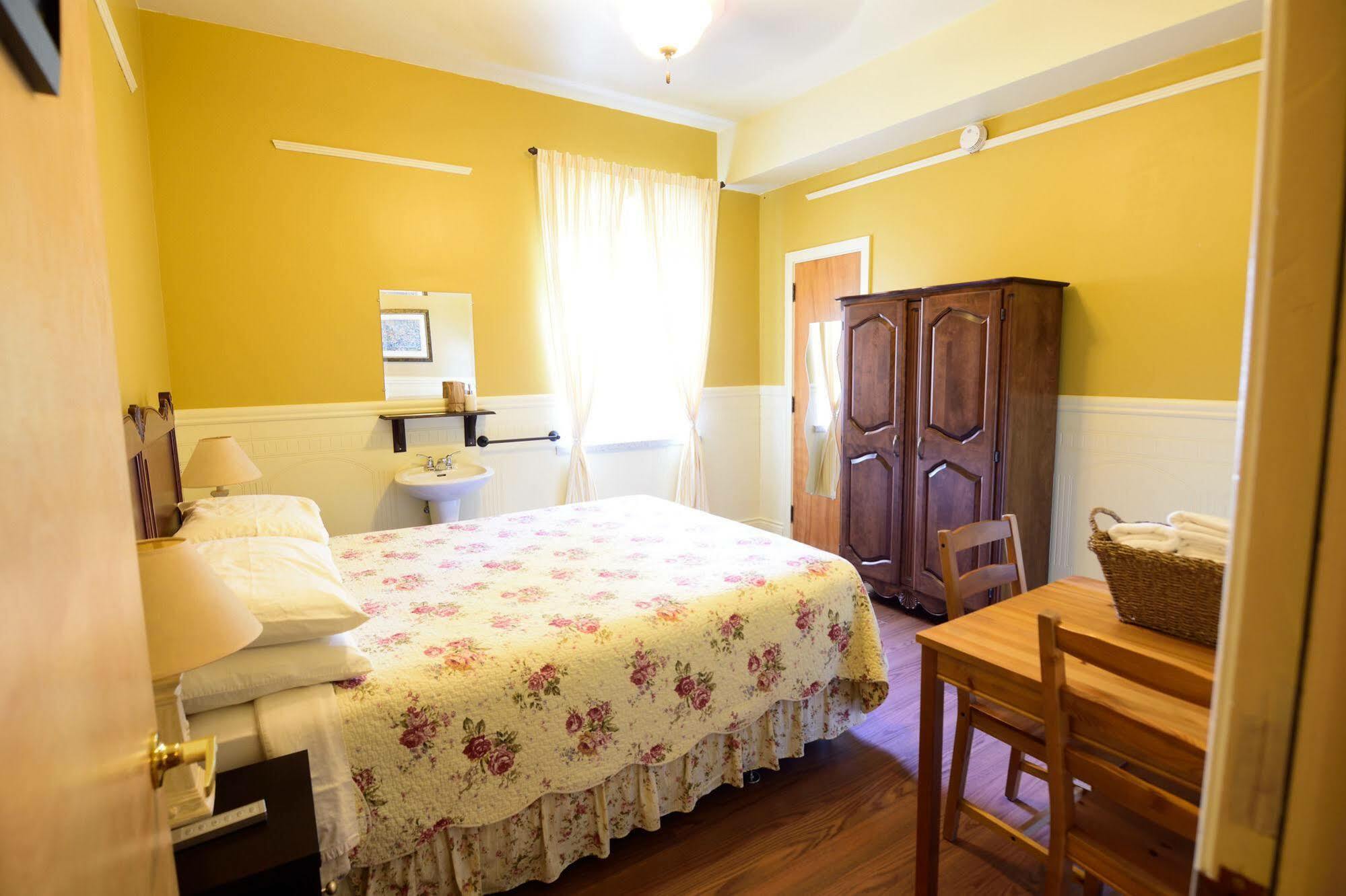 Auberge le St-Georges Chicoutimi Extérieur photo